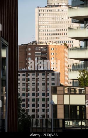 Italien, Lombardei, Mailand, Wolkenkratzer und Wohnhaus vom Alvar Aalto Platz Stockfoto