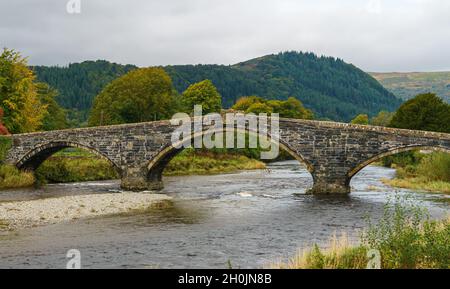 Die 3-spannige pont fawr (große Brücke, Llanrwst Bridge) über dem Fluss Conwy, auch bekannt als Shaking Bridge, vibriert, wenn die Brüstung getroffen wird Stockfoto