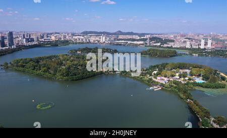 Nanjing, Nanjing, China. Oktober 2021. Am 12. Oktober 2021, Nanjing. An diesem Tag war NanjingÃ¢â‚¬â„¢Herbst hoch und frisch, und die Herbstlandschaft des Xuanwu Sees war angenehm und malerisch. (Bild: © SIPA Asia via ZUMA Press Wire) Stockfoto