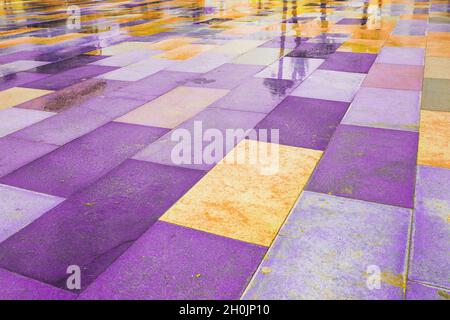 Eine Alternative zu Pflasterplatten - farbige Sand-Verbundbeschichtung für die Schaffung einzigartiger Landschaftsbaustellen - unbegrenzter Spielraum für Design-Ideen Stockfoto