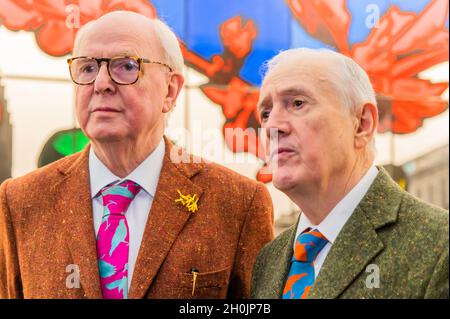 London, Großbritannien. Oktober 2021. Gilbert & George auf dem Thaddaeus Ropac-Stand mit einer kuratierten Ausstellung: Documenta '82 revisited, die Arbeiten von ihnen aus dem Jahr 1982 enthält. Frieze Masters London 2021, Regents Park, London. Es umfasst mehrere tausend Jahre Kunst aus den weltweit führenden modernen und historischen Galerien. Die überprüfte Kunst umfasst Antiquitäten, asiatische Kunst, ethnographische Kunst, illuminierte Manuskripte, mittelalterliche, Modern und Nachkriegszeit, Alte Meister und 19. Jahrhundert, Fotografie und Skulptur. Die Messe ist am 14-18. Oktober für die Öffentlichkeit zugänglich. Kredit: Guy Bell/Alamy Live Nachrichten Stockfoto