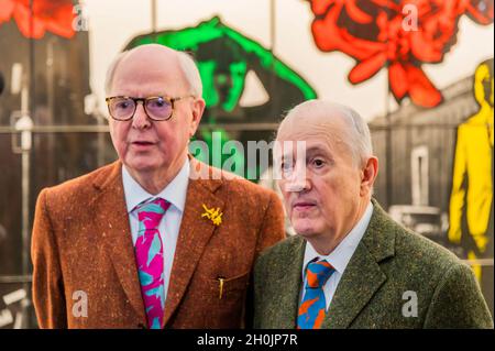 London, Großbritannien. Oktober 2021. Gilbert & George auf dem Thaddaeus Ropac-Stand mit einer kuratierten Ausstellung: Documenta '82 revisited, die Arbeiten von ihnen aus dem Jahr 1982 enthält. Frieze Masters London 2021, Regents Park, London. Es umfasst mehrere tausend Jahre Kunst aus den weltweit führenden modernen und historischen Galerien. Die überprüfte Kunst umfasst Antiquitäten, asiatische Kunst, ethnographische Kunst, illuminierte Manuskripte, mittelalterliche, Modern und Nachkriegszeit, Alte Meister und 19. Jahrhundert, Fotografie und Skulptur. Die Messe ist am 14-18. Oktober für die Öffentlichkeit zugänglich. Kredit: Guy Bell/Alamy Live Nachrichten Stockfoto