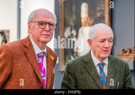 London, Großbritannien. Oktober 2021. Gilbert & George auf dem Thaddaeus Ropac-Stand mit einer kuratierten Ausstellung: Documenta '82 revisited, die Arbeiten von ihnen aus dem Jahr 1982 enthält. Frieze Masters London 2021, Regents Park, London. Es umfasst mehrere tausend Jahre Kunst aus den weltweit führenden modernen und historischen Galerien. Die überprüfte Kunst umfasst Antiquitäten, asiatische Kunst, ethnographische Kunst, illuminierte Manuskripte, mittelalterliche, Modern und Nachkriegszeit, Alte Meister und 19. Jahrhundert, Fotografie und Skulptur. Die Messe ist am 14-18. Oktober für die Öffentlichkeit zugänglich. Kredit: Guy Bell/Alamy Live Nachrichten Stockfoto