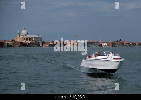 Ein komplett elektrisches Boot, die Candela, fliegt während der Venice Boat Show im Arsenale am Eröffnungstag der Ausgabe 2021 auf Ju über das Wasser Stockfoto