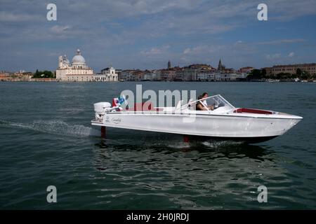 Ein komplett elektrisches Boot, die Candela, fliegt während der Venice Boat Show im Arsenale am Eröffnungstag der Ausgabe 2021 auf Ju über das Wasser Stockfoto