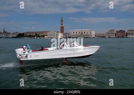 Ein komplett elektrisches Boot, die Candela, fliegt während der Venice Boat Show im Arsenale am Eröffnungstag der Ausgabe 2021 auf Ju über das Wasser Stockfoto