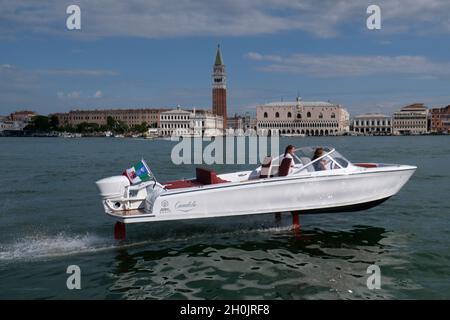 Ein komplett elektrisches Boot, die Candela, fliegt während der Venice Boat Show im Arsenale am Eröffnungstag der Ausgabe 2021 auf Ju über das Wasser Stockfoto