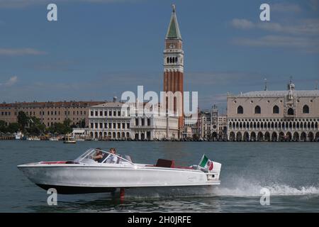 Ein komplett elektrisches Boot, die Candela, fliegt während der Venice Boat Show im Arsenale am Eröffnungstag der Ausgabe 2021 auf Ju über das Wasser Stockfoto