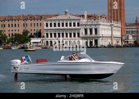 Ein komplett elektrisches Boot, die Candela, fliegt während der Venice Boat Show im Arsenale am Eröffnungstag der Ausgabe 2021 auf Ju über das Wasser Stockfoto