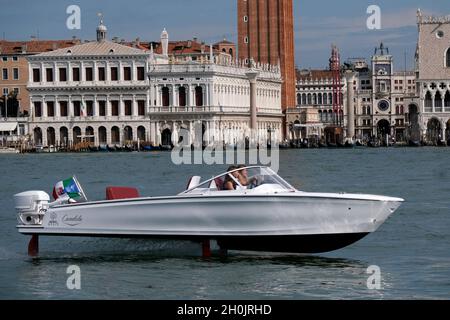 Ein komplett elektrisches Boot, die Candela, fliegt während der Venice Boat Show im Arsenale am Eröffnungstag der Ausgabe 2021 auf Ju über das Wasser Stockfoto