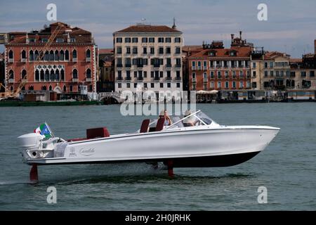 Ein komplett elektrisches Boot, die Candela, fliegt während der Venice Boat Show im Arsenale am Eröffnungstag der Ausgabe 2021 auf Ju über das Wasser Stockfoto