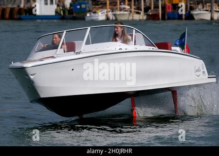 Ein komplett elektrisches Boot, die Candela, fliegt während der Venice Boat Show im Arsenale am Eröffnungstag der Ausgabe 2021 auf Ju über das Wasser Stockfoto