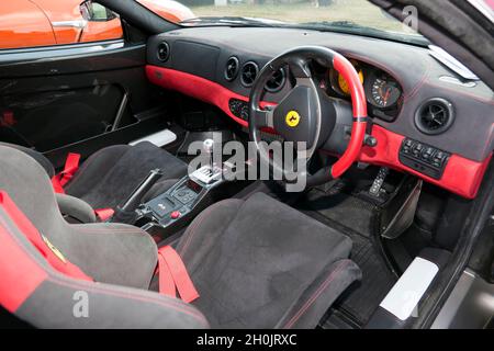 Cockpit eines seltenen Ferrari 360 Challenge Stradale, ausgestellt auf der London Classic Car Show 2021 Stockfoto