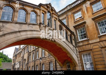 Die Hertford Bridge, oft auch „Bridge of Seufzer“ genannt, ist ein Skyway, der zwei Teile des Hertford College über die New College Lane in der Stadt Oxford verbindet Stockfoto