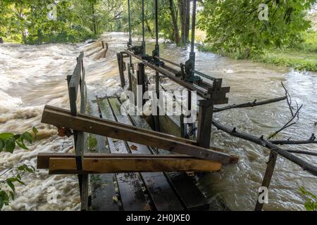 Überflutetes Wehr nach Starkregen, Klimawandel, Deutschland, Bayern, Isental, Dorfen Stockfoto