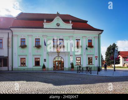 Skalica, Slowakei, September 2021. Rathaus in der Stadt Skalica am Tag Stockfoto