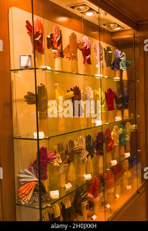 Schaufenster mit verschiedenen bunten Handschuhen auf Ständen zum Verkauf Stockfoto