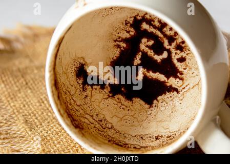 Wahrsagerei auf Kaffeesatz. Selektiver Fokus.Essen Stockfoto