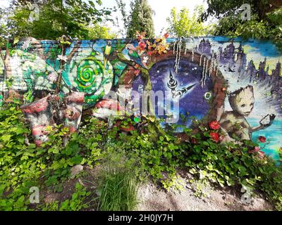 Graffitis an einer Wand eines alten Stoffgebietes, Deutschland Stockfoto