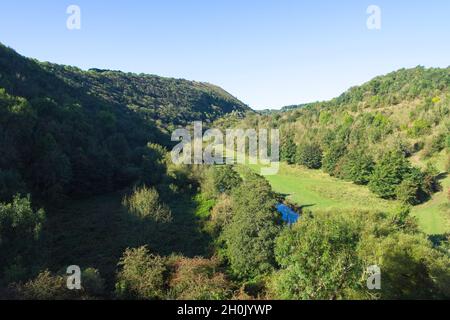 Von oben auf dem Monsal Head Viadukt das steile Tal von Monsal Dale hinunter schauen. Stockfoto