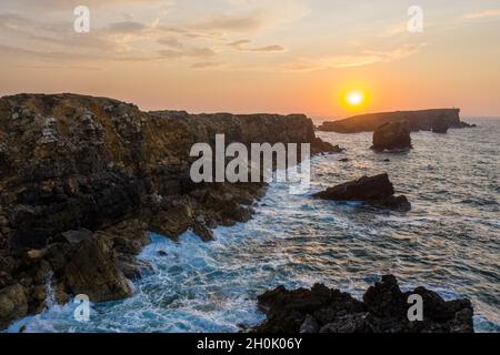 Luftaufnahme der Küsten und die Klippen bei Sonnenuntergang in der Nähe der Stadt Peniche. Portugal im Sommer Stockfoto