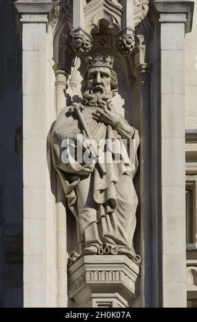 London, England, Großbritannien. Westminster Abbey - Statue über dem Haupteingang. St. Edward der Beichtvater Stockfoto