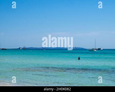 Cabrera Islet im Horizont von Es Trenc, Maiorca Stockfoto