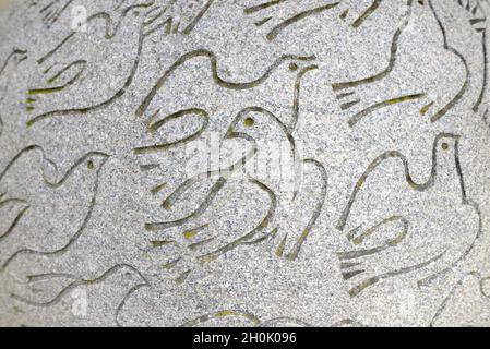 London, England, Großbritannien. Bali Memorial (Gary Breeze / Martin Cook; 2002) zum Gedenken an die Opfer des Bombenanschlags auf Bali - Nahaufnahme von Tauben Stockfoto