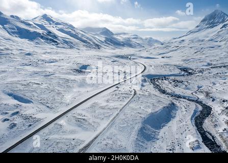 Luftaufnahme von eine kurvenreiche Straße zu den Snowy Mountains im Norden von Island Stockfoto