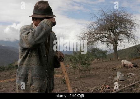 Ein älterer Mann in einem der von einem Vulkanausbruch betroffenen Gebiete. Der ‘Tungurahua’, ein aktiver Vulkan, in der ‘Cordillera Central’ (eine Bergkette in den Anden) Ecuadors, brach am 14. Juli und 16. August 2006 aus und zerstörte das Leben in den kleinen Städten an seinem Hang und in seiner Umgebung. Über 10 Millionen Kubikmeter Asche, Kies und weißglühendes Material bildeten einen „Fluss des Feuers“. Mehr als 3000 Menschen wurden aus dem Gebiet evakuiert, sechs Verletzte und rund 60 Vermisste. Mit dem Alarm einer weiteren Eruption vor sich, betreten die Bewohner die Notfallzone, um zu arbeiten und sich um sie zu kümmern Stockfoto