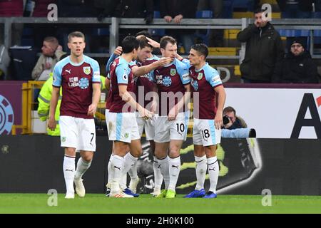 Burnleys Chris Wood erzielt das erste Tor seiner Seite Stockfoto