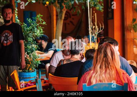 Santorini Island, Perissa, Griechenland - 12. Oktober 2021 Bar-Restaurant Tranquilo vor dem Strand in der griechischen Küstenstadt Perissa auf der Th Stockfoto