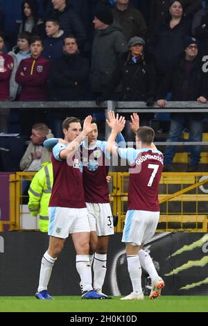 Burnleys Chris Wood erzielt das erste Tor seiner Seite Stockfoto