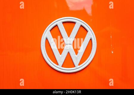 Bukarest, Rumänien, 5. Juni 2021 Weißes Logo auf einem alten Retro-Oldtimer oder Kleinbus von Volkswagen, der an einem sonnigen Sommertag eine Straße parkte Stockfoto