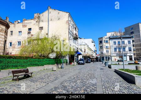 Bukarest, Rumänien, 27. März 2021: Alte historische Gebäude in der Nähe des St. Anton Stadtplatzes (Piata Sfantul Anton) in der Nähe von Curtea Veche (Alter Hof) im alten c Stockfoto