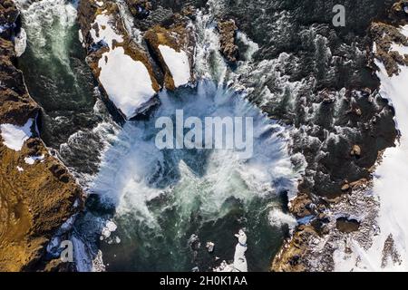 Luftaufnahme der Wasserfall Godafoss, verschneiten Ufer und den Fluss. Island im Frühjahr Stockfoto