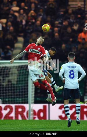 Aden Flint von Middlesbrough und Lukas Nmecha von Preston North End konkurrieren um einen Header Stockfoto