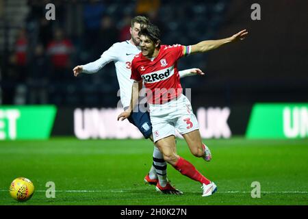 Middlesbroughs Kapitän George Friend wird von Tom Barkhuizen von Preston North End angepackt Stockfoto