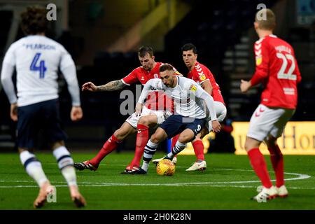 Aden Flint von Middlesbrough und Louis Molt von Preston North End kämpfen um den Ball Stockfoto