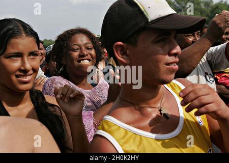 Kampagne zur "Stadterneuerung" für den Wiederaufbau der beliebten Erholungsgebiete der armen Stadtviertel in Guayaquil, Ecuador. Karneval, 2006. Guayaquil liegt´s Ufer des Flusses Guayas und ist Ecuadors größte Stadt und Haupthafen. Guayaquil verteidigt seine Kultur und Traditionen mit einem erstaunlichen Kontrast zur Modernität seiner Neubauten. Stockfoto