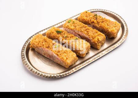 Indische Milchkuchen Kalakand oder Alwar ka Mawa süß auf einem Teller serviert Stockfoto