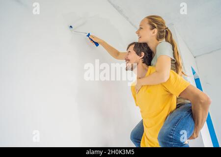 Renovierung diy Farbe Paar in neuen Hause Malerei Wand Stockfoto