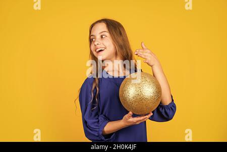 Dekoratives Accessoires Shop. Überprüfen Sie Weihnachtsdekorationen. Einrichtung in Goldtönen. Metallisch glänzend. Schimmernder Glitzer. Bereiten Sie Dekorationen im Voraus vor. Mädchen Stockfoto