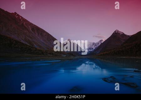 Blick vom See auf Akkem Belukha Berg in der Nähe der Platine zwischen Russland und Kasachstan während Goldener Herbst Stockfoto