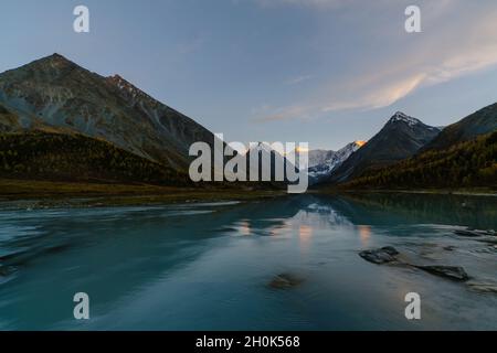 Blick vom See auf Akkem Belukha Berg in der Nähe der Platine zwischen Russland und Kasachstan während Goldener Herbst Stockfoto