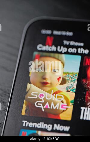 New york, USA - Oktober 13 2021: Squid-Spielserie auf der netflix-Plattform auf dem ipad-Bildschirm Nahaufnahme Stockfoto