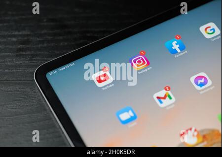 New york, USA - Oktober 13 2021: Social-Media-Apps auf dem ipad-Bildschirm in Nahaufnahme Stockfoto