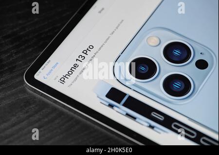 New york, USA - Oktober 13 2021: IPhone 13 pro im Apple Online Store ipad-Bildschirm Nahaufnahme Stockfoto