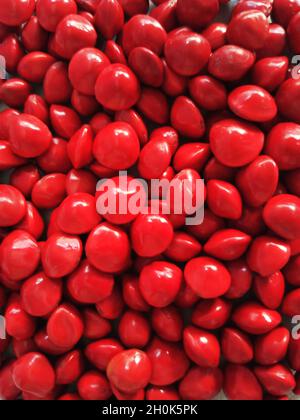 Saga Seed Acacia Beans rot in Farbe Hintergrund Stockfoto