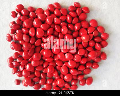 Saga Seed Acacia Beans rot in Farbe Hintergrund Stockfoto